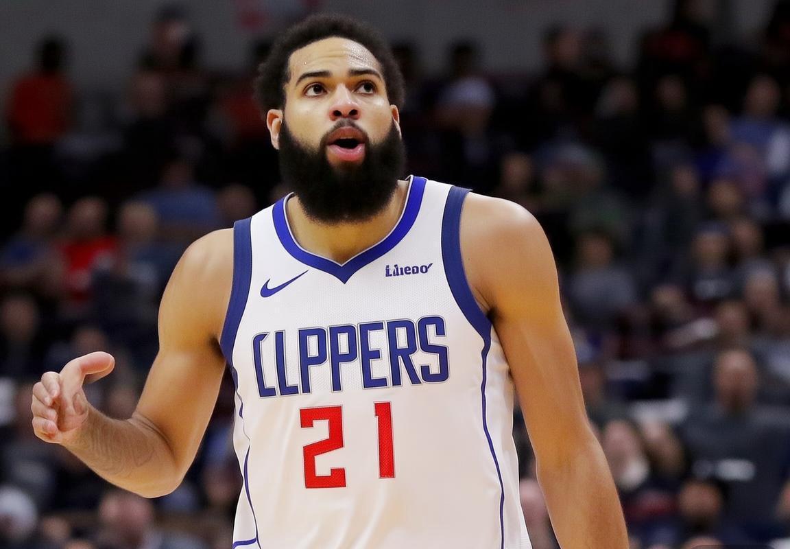 NBA季后赛洛杉矶快船队出局引热议：詹姆斯·哈登与科怀·伦纳德交易讨论升温